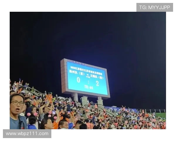 扬州企业家驾机飞越苏超赛场 5 架国产飞机编队空中助威(3)